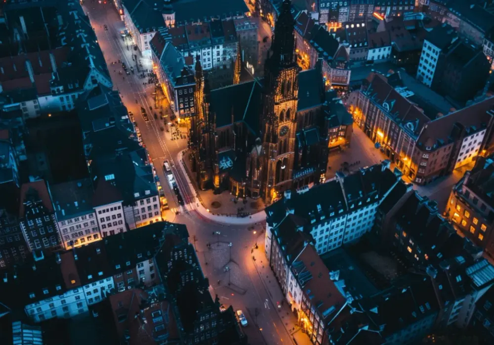 Gdańsk nocą: Czy warto odkrywać miasto po zmroku? Za i przeciw