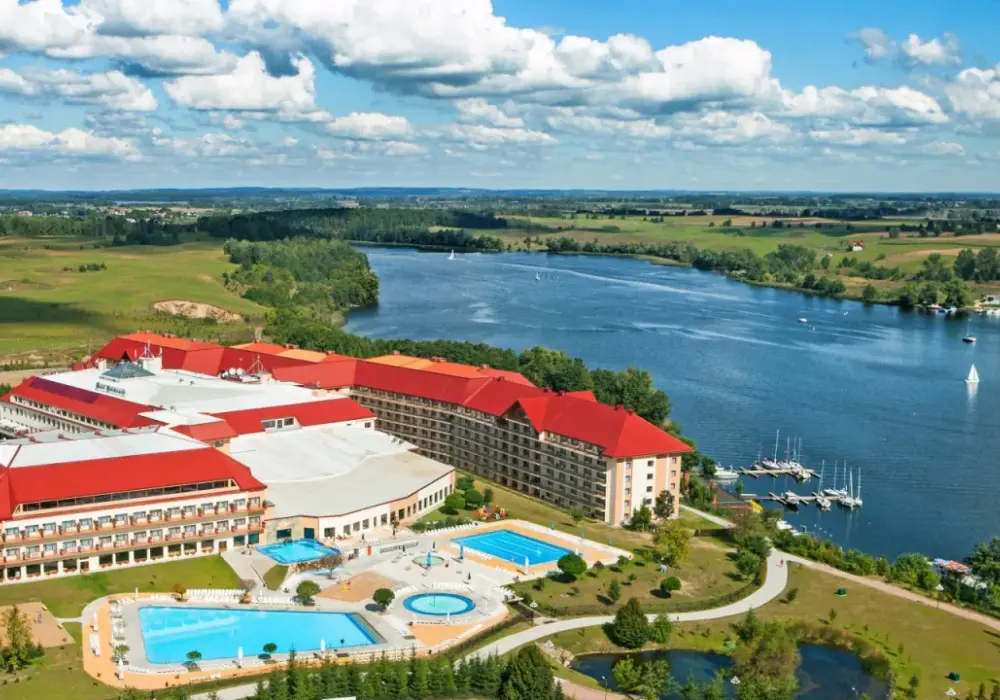 Ile pokoi ma hotel Gołębiewski w Mikołajkach? Sprawdź szczegóły!