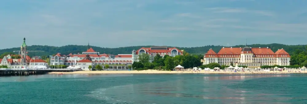 Noclegi przy plaży w Sopocie: Jak znaleźć najlepsze miejsce na urlop?