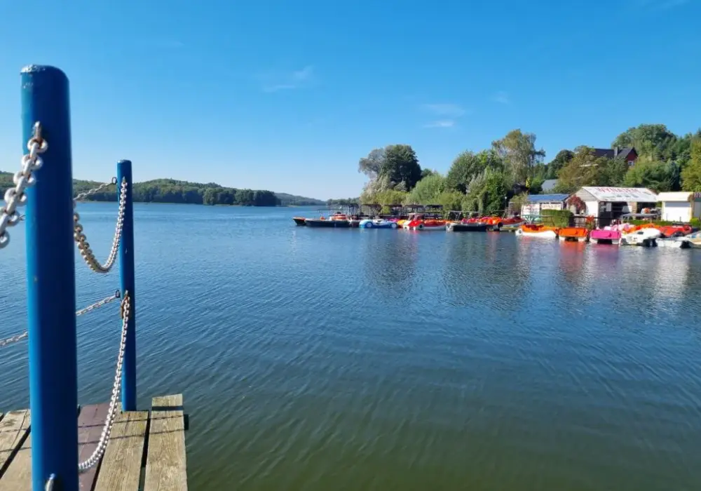 Plaża nad jeziorem Ostrzyckim: Znajdź najlepsze kąpieliska w Polsce