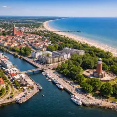 Widok na port, plażę i latarnię morską w Kołobrzegu. Miasto z bogatą historią, gdzie nowoczesność spotyka się z nadmorskim klimatem.