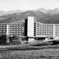 Hotel Kasprowy, Zakopane. Monumentalny budynek hotelowy z lat 70. XX wieku, z charakterystyczną fasadą i widokiem na Tatry. Hotel Kasprowy historia.