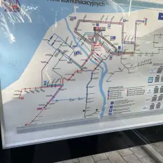 Kołobrzeg plan miasta z zaznaczonym dworcem PKP i liniami autobusowymi.