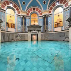Woda w basenie uzdrowiskowym, otoczonym zabytkową architekturą, zaprasza do relaksu. To miejsce, które mogłoby być jednym z najlepszych uzdrowisk w Polsce.