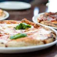 Najlepsze restauracje w Neapolu: smaki włoskiej kuchni