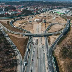Rozbudowa drogi ekspresowej ułatwi zwiedzanie Kaszub samochodem. Widok z lotu ptaka na węzeł drogowy w budowie.