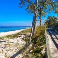 Piękna plaża i drewniana ścieżka nad morzem. Idealne miejsce, gdzie pojechać na dwa dni, by odpocząć.