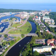 Widok z lotu ptaka na port z łodziami, rzekę, mosty i miasto. Idealne miejsce na wypad na weekend.