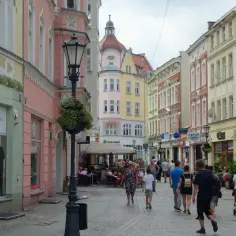 Kolorowe kamienice i deptak pełen ludzi. Idealne miejsce na zielona góra atrakcje na weekend.