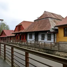 Drewniane domy i zabytkowe budynki tworzą urokliwy krajobraz. Odkryj zakliczyn atrakcje i poczuj klimat tego miejsca.