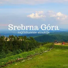 Srebrna Góra: malowniczy krajobraz z widokiem na góry i lasy, z polską flagą i turystami. Odkryj najciekawsze atrakcje!