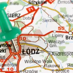 Zielona pinezka na mapie wskazuje Łódź. W promieniu 200 km od Łodzi znajdują się ciekawe miejsca, takie jak Brzeziny, Koluszki czy Aleksandrów Łódzki.