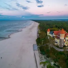 Zachód słońca nad plażą w Łebie. Zamek na klifie, idealne miejsce na romantyczne łeba atrakcje dla dorosłych.
