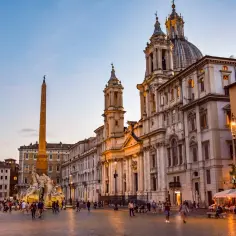Plac Navona w Rzymie z Fontanną Czterech Rzek i obeliskiem, otoczony barokową architekturą, gdzie można podziwiać najsłynniejsze rzeźby rzymskie.