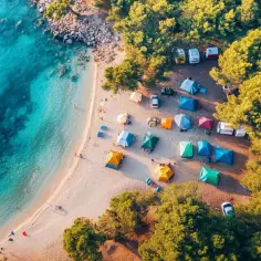Jakie pola namiotowe w Rowach są najbliżej plaży? Ceny i opinie!