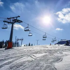 Wyciąg krzesełkowy i armatki śnieżne na stoku. Polańczyk atrakcje zimą czekają na narciarzy i snowboardzistów.