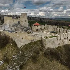 Ruiny zamku na skale, polska flaga na wieży. Rabsztyn atrakcje turystyczne, malowniczy krajobraz Jury.