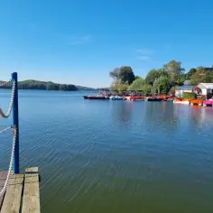 Plaża nad jeziorem Ostrzyckim: Znajdź najlepsze kąpieliska w Polsce