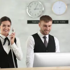Czas pracy recepcjonistki: ile godzin i jakie zmiany?