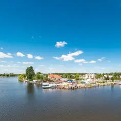 Port w Augustowie z widokiem na jezioro i zabudowania. Idealne miejsce na odkrywanie atrakcji Augustowa i okolic.