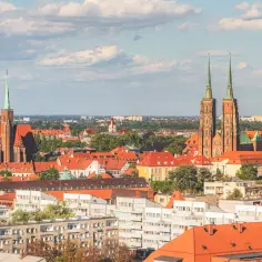 Panorama Wrocławia z katedrami i dachami. Idealne miejsce, by zobaczyć, co we Wrocławiu warto zobaczyć w 1 dzień.