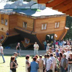 Architektoniczny cud na Kaszubach: Krzywy Domek w Szymbarku!