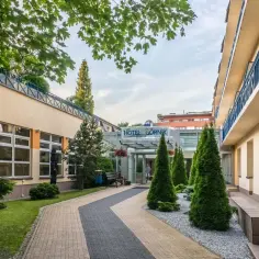 Hotel Górnik, największe uzdrowisko w Polsce, zaprasza do swojego zielonego ogrodu.