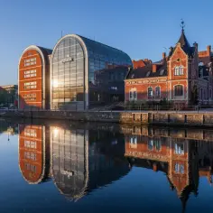 Nowoczesna architektura obok zabytkowych kamienic nad Brdą. Nietypowe atrakcje Bydgoszcz, które warto zobaczyć, zwłaszcza o zachodzie słońca.