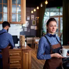 Ile zarabia kelner w hotelu? Odkryj zaskakujące wyniki i czynniki wpływające na pensje