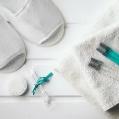 Co zabrać do hotelu z basenem, aby uniknąć nieprzyjemnych niespodzianek?
