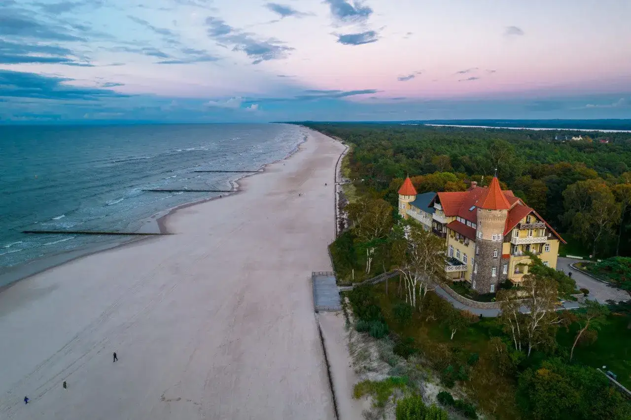 Piękna plaża i zamek nad morzem w Łebie. Idealne miejsce na relaks i odkrywanie atrakcji dla dorosłych.