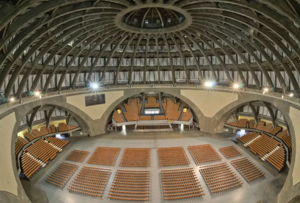 Hala Stulecia we Wrocławiu, idealne miejsce na jednodniową wycieczkę. Zobacz imponującą architekturę i poczuj atmosferę tego miejsca.