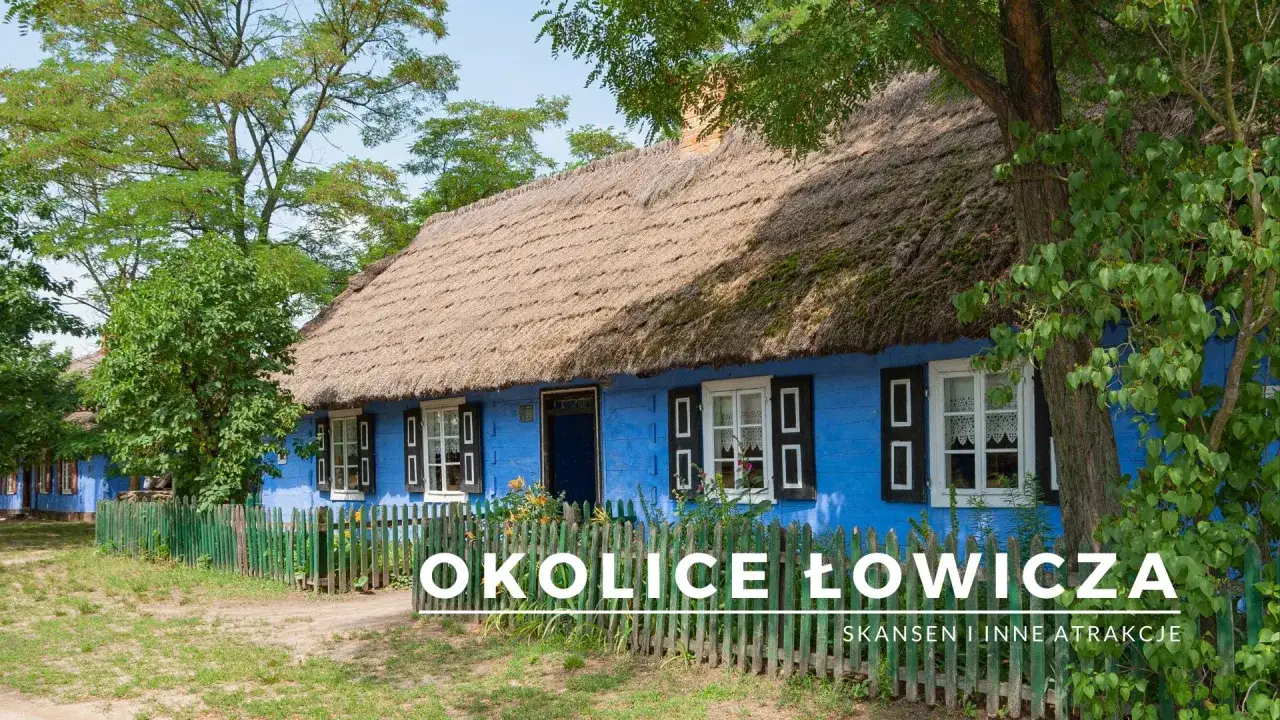 Niebieskie chaty z krytymi strzechą dachami, idealne na wycieczki jednodniowe okolice Łodzi. Skansen zaprasza!