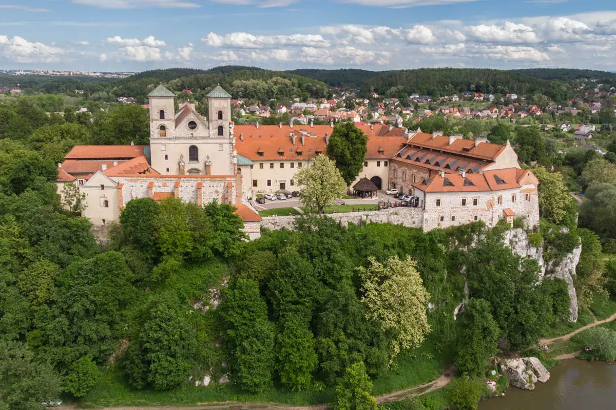 Opactwo Benedyktynów na Skale w Tyńcu, idealne miejsce, gdzie na jednodniowy wypad Małopolska oferuje historyczne cuda i piękne widoki.