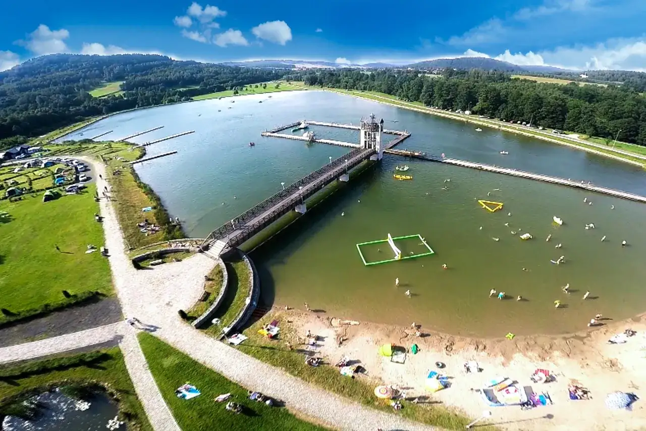 Letnia rekreacja nad wodą, z pomostem i wieżą widokową. Czarna Góra atrakcje dla każdego, plaża, kąpielisko i mnóstwo słońca.