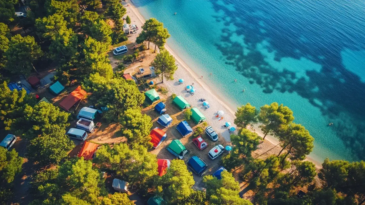 Zdjęcie Jakie pola namiotowe w Rowach są najbliżej plaży? Ceny i opinie!