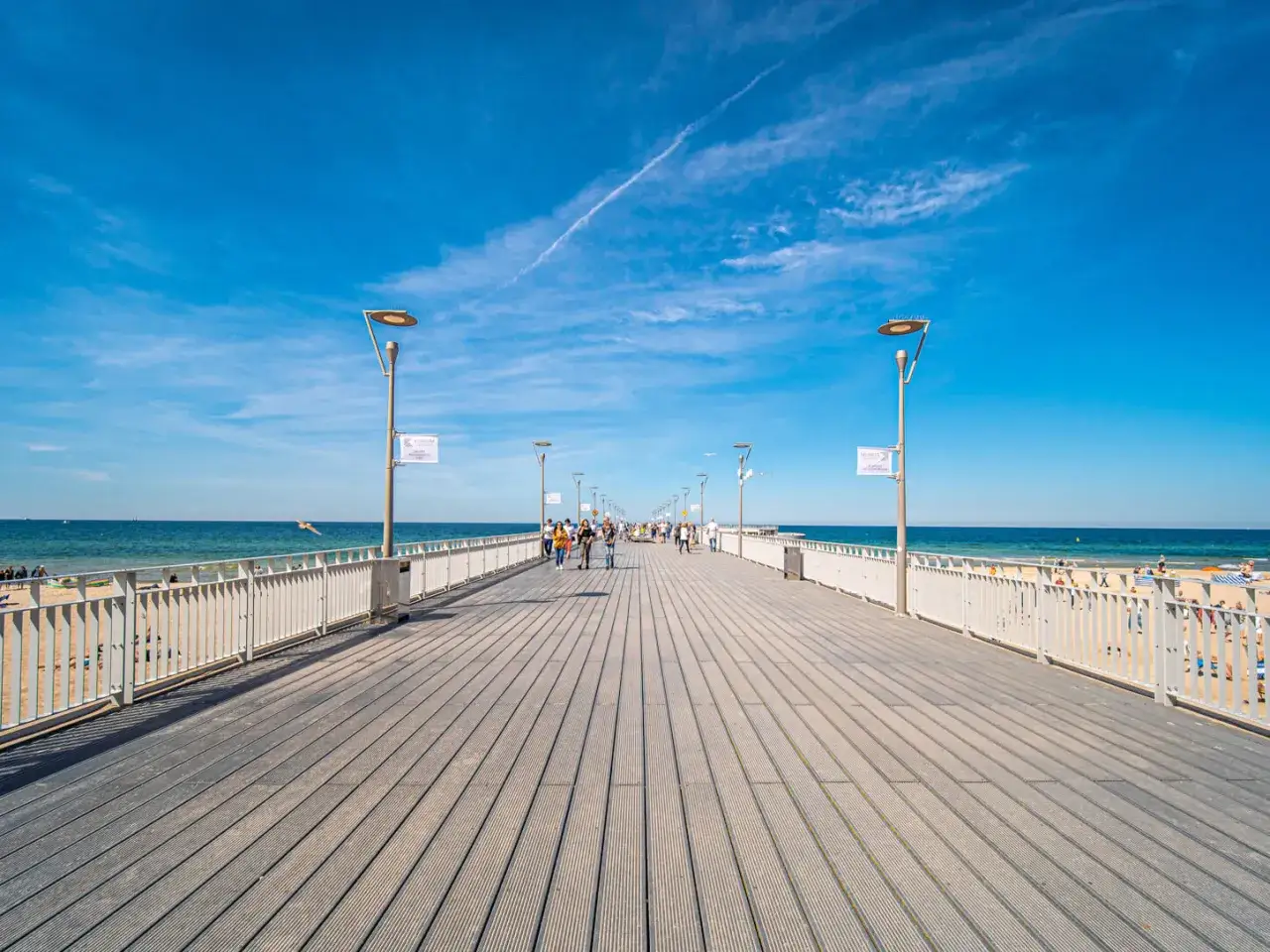 Idealny wypad na weekend: spacer po molo, szum fal i słońce na plaży.