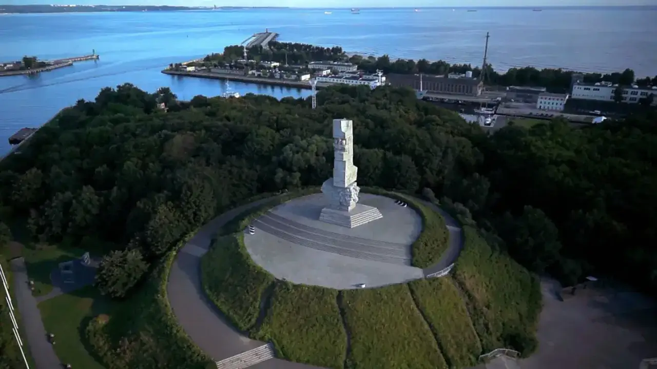 Pomnik Obrońców Wybrzeża na Westerplatte. Wspaniałe miejsce na zwiedzanie, z widokiem na morze i port.