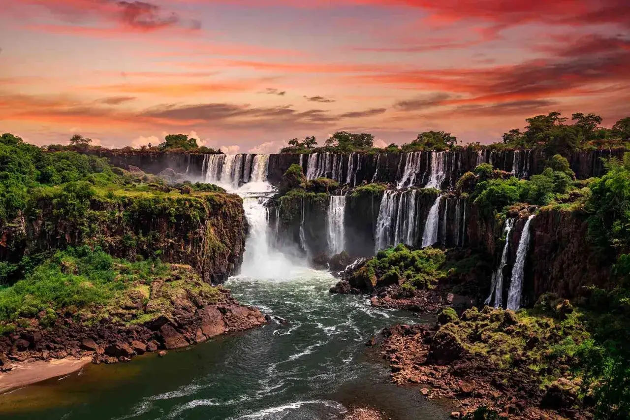 Wodospady Iguazú, jedne z najpiękniejszych miejsc na świecie, w zachwycającym świetle zachodzącego słońca.