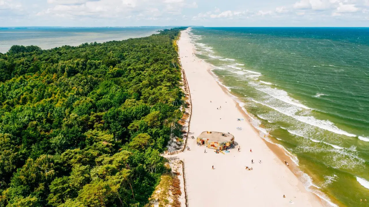 Piękna plaża i las nad Bałtykiem. Idealne miejsce, gdzie na majówkę w Polsce, z unikatowym bunkrem na piasku.