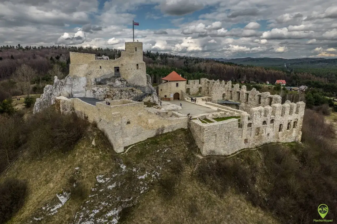 Ruiny zamku na skale, z wieżą i polską flagą. Wspaniałe rabsztyn atrakcje, idealne na wycieczkę.