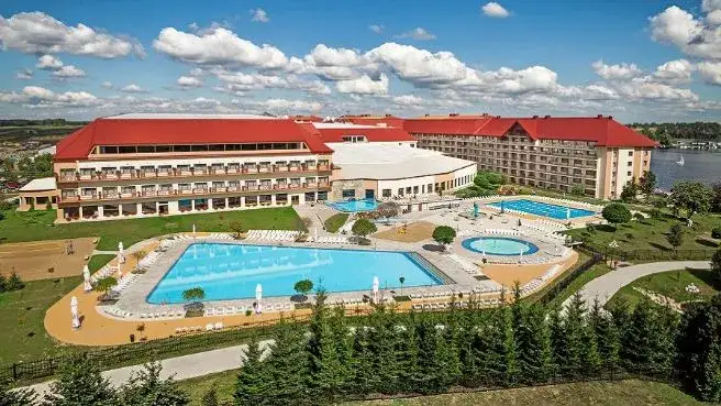Zdjęcie Ile pokoi ma hotel Gołębiewski w Mikołajkach? Sprawdź szczegóły!