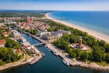 Widok na port, plażę i latarnię morską w Kołobrzegu. Miasto z bogatą historią, gdzie nowoczesność spotyka się z nadmorskim klimatem.