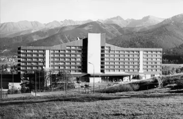 Hotel Kasprowy, Zakopane. Monumentalny budynek hotelowy z lat 70. XX wieku, z charakterystyczną fasadą i widokiem na Tatry. Hotel Kasprowy historia.