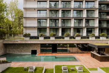 Nowoczesny basen i taras z leżakami przy hotelu. Sprawdź radisson resort kołobrzeg ceny na wymarzony pobyt.