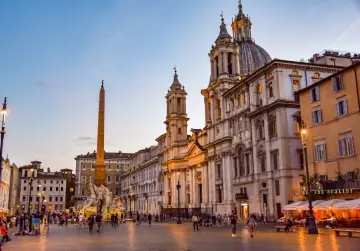Plac Navona w Rzymie z Fontanną Czterech Rzek i obeliskiem, otoczony barokową architekturą, gdzie można podziwiać najsłynniejsze rzeźby rzymskie.