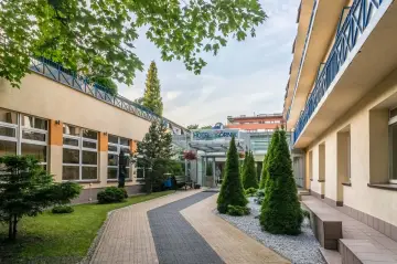 Hotel Górnik, największe uzdrowisko w Polsce, zaprasza do swojego zielonego ogrodu.