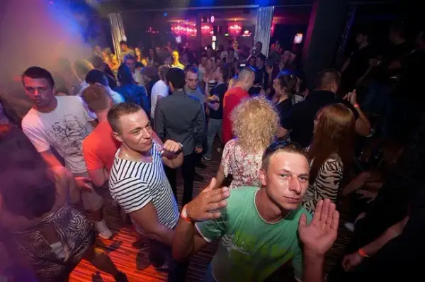 Mielno kluby kiedy otwarte – nie przegap najlepszej zabawy tej nocy
