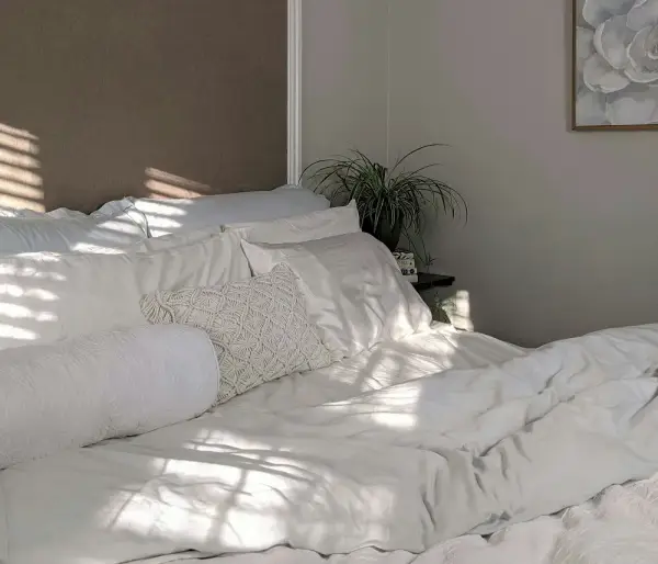 Jak stworzyć pościel jak w hotelu: sekrety luksusowego snu