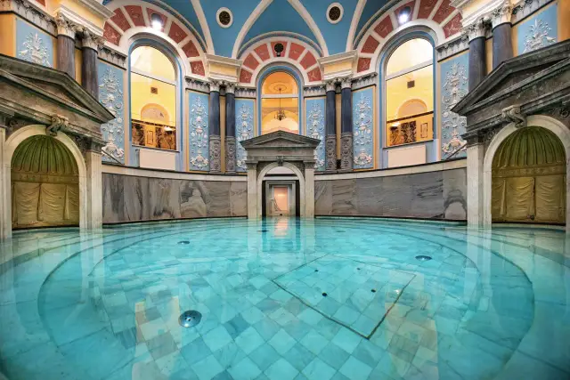Woda w basenie uzdrowiskowym, otoczonym zabytkową architekturą, zaprasza do relaksu. To miejsce, które mogłoby być jednym z najlepszych uzdrowisk w Polsce.
